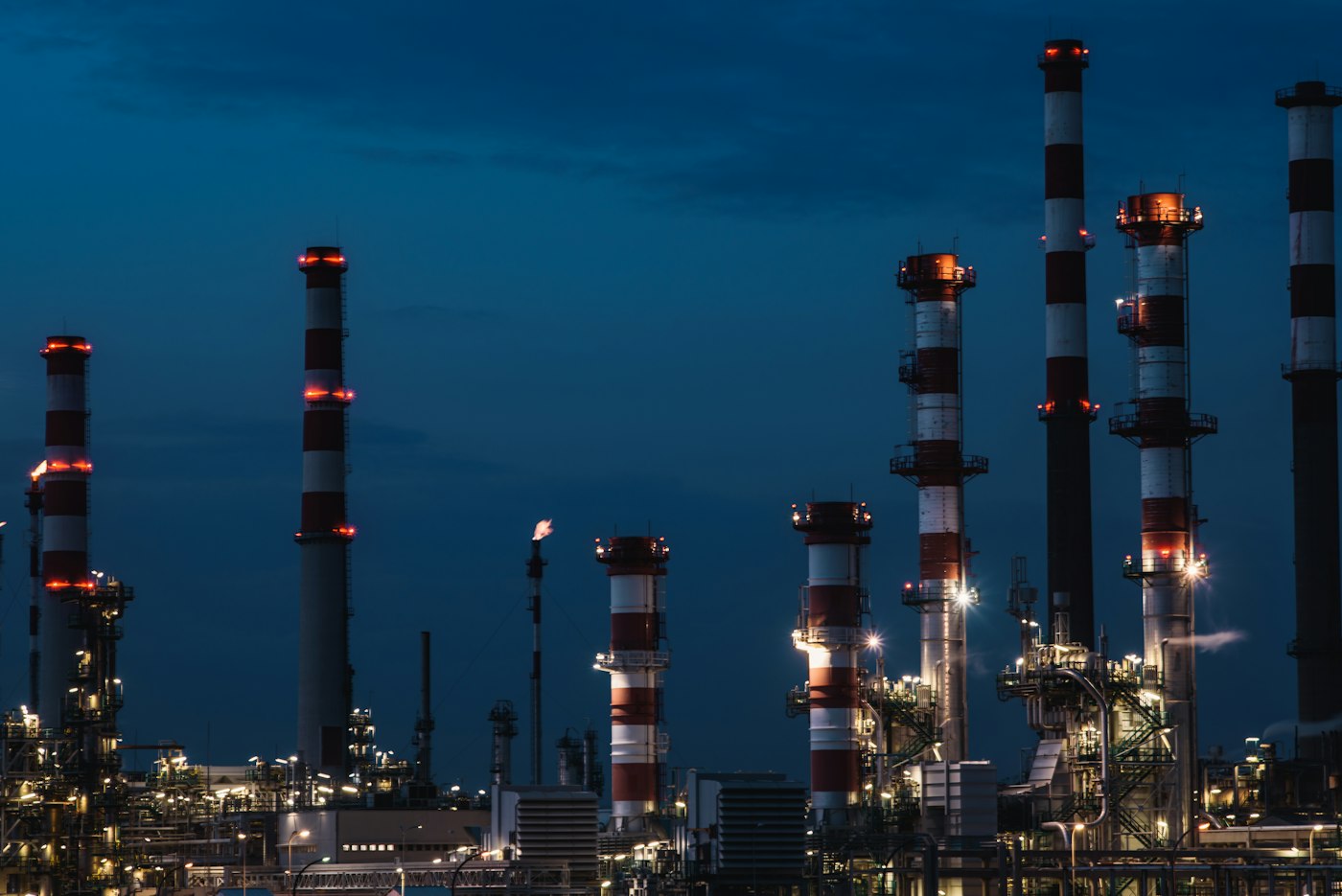 Raffinerie de pétrole illuminée de nuit